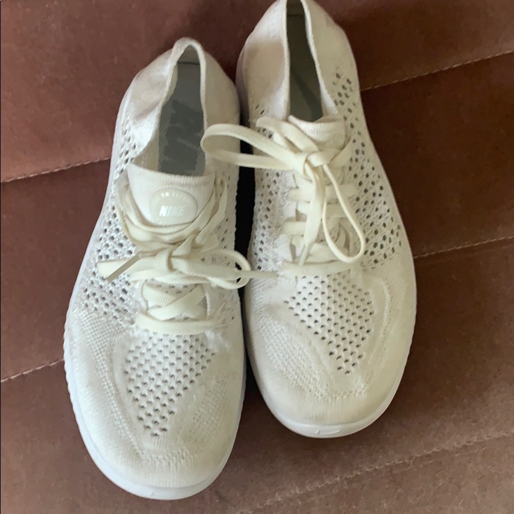 WHITE NIKE FLYKNITS SNEAKERS